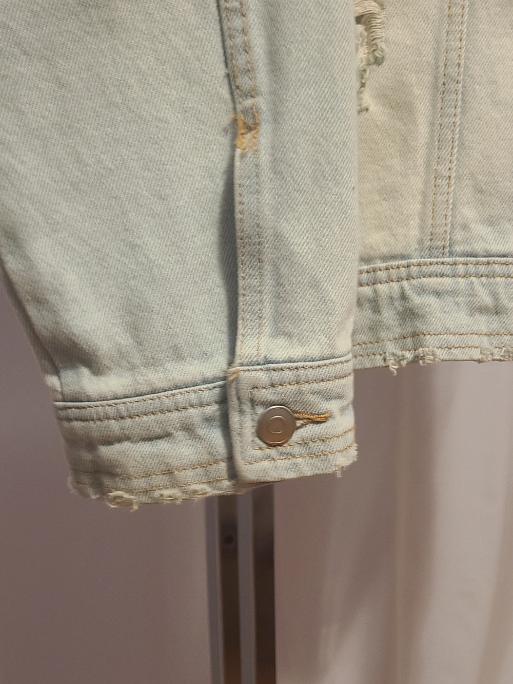 No Boundaries Whitewashed Distressed Denim Jacket - Picture 7 of 13